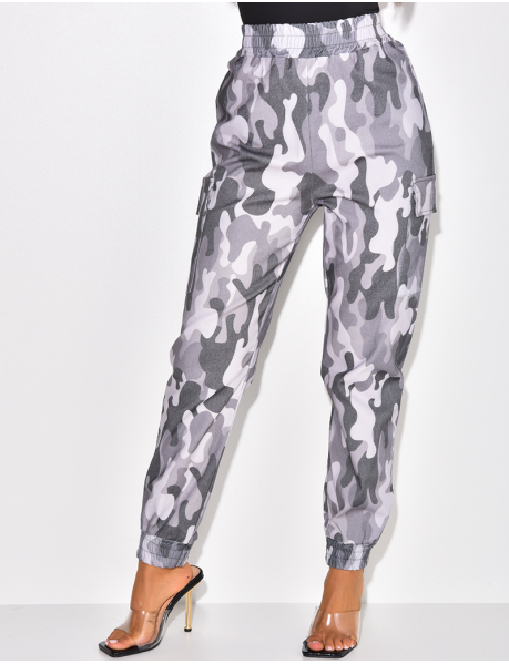 Cargohose mit Camouflage-Muster