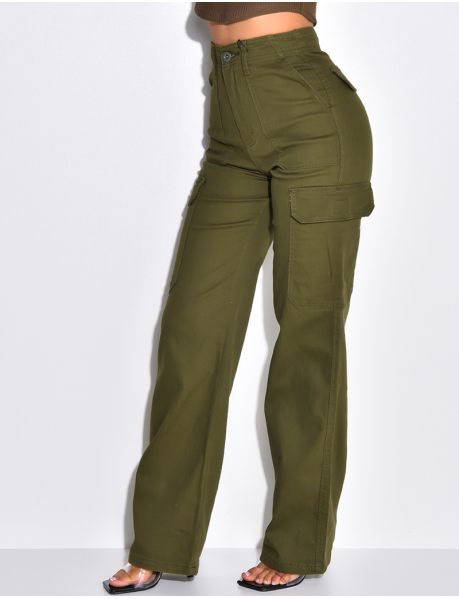Straight leg trousers with cargo pockets