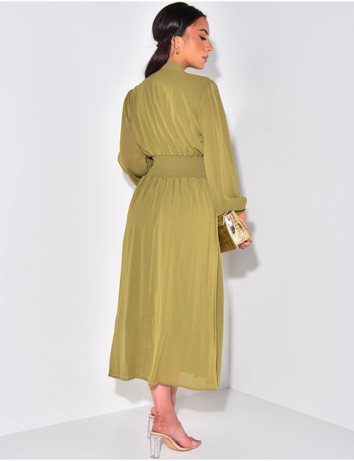   Langes, tailliertes Kleid aus Voile mit goldenen Knöpfen.