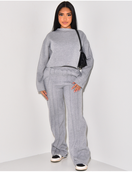 Set of jogging trousers with stripes and sweatshirt