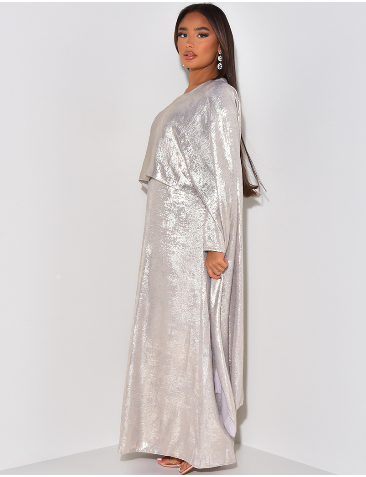   Fließendes Metallic-Kleid mit Cape