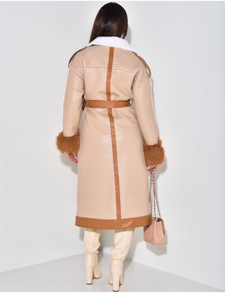   Langer Mantel aus Kunstleder mit Pelzbesatz zum Binden
