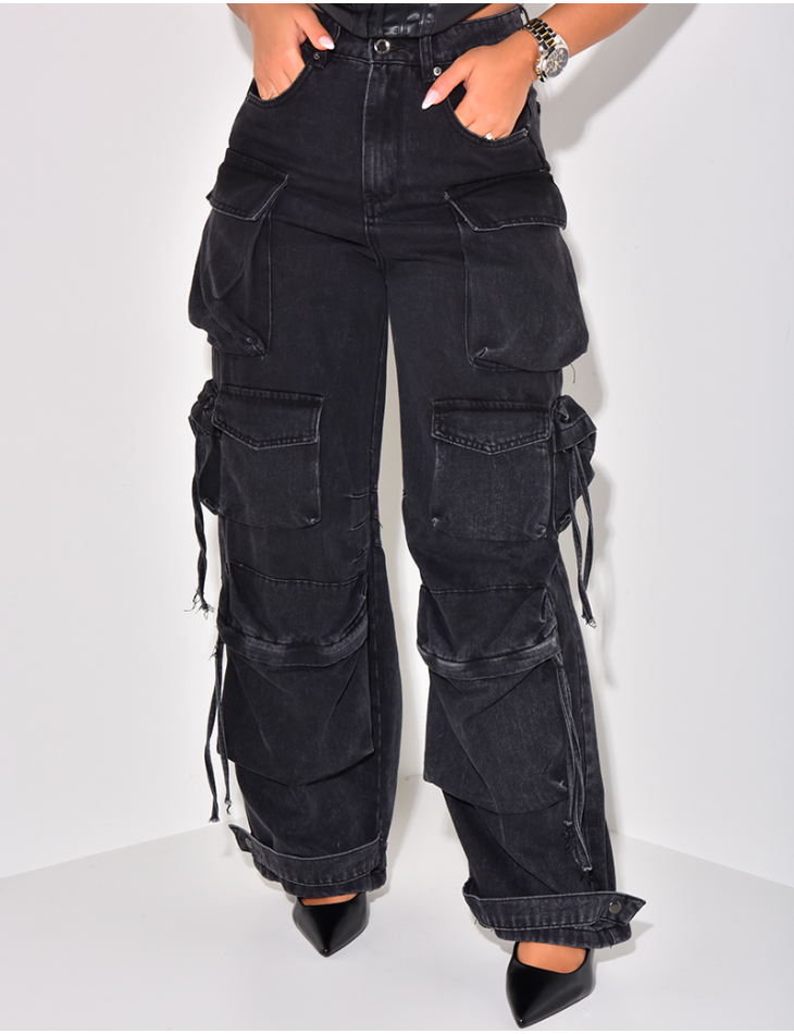   Übergroße Cargo-Jeans mit mehreren Taschen & Schnürsenkeln.
