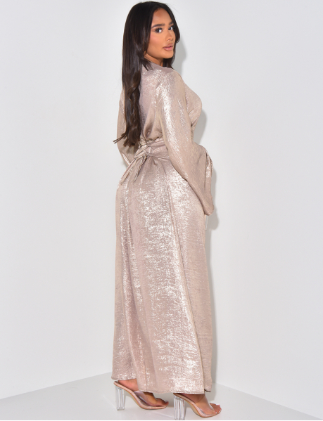 Langes Kleid mit ausgestellten Ärmeln, die im Rücken gebunden werden, aus metallisiertem Stoff.