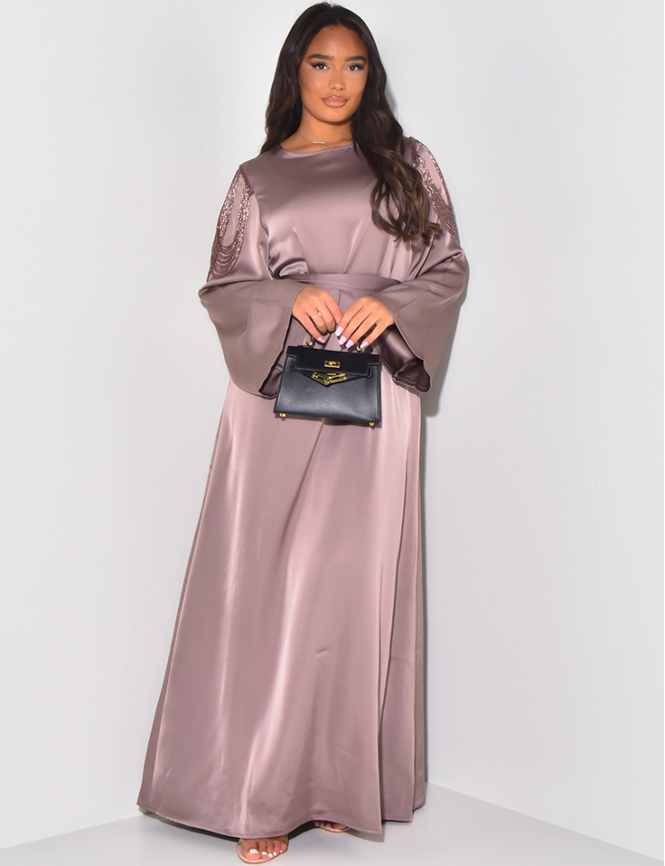 Robe abaya en satin à nouer avec petites perles sur les épaules