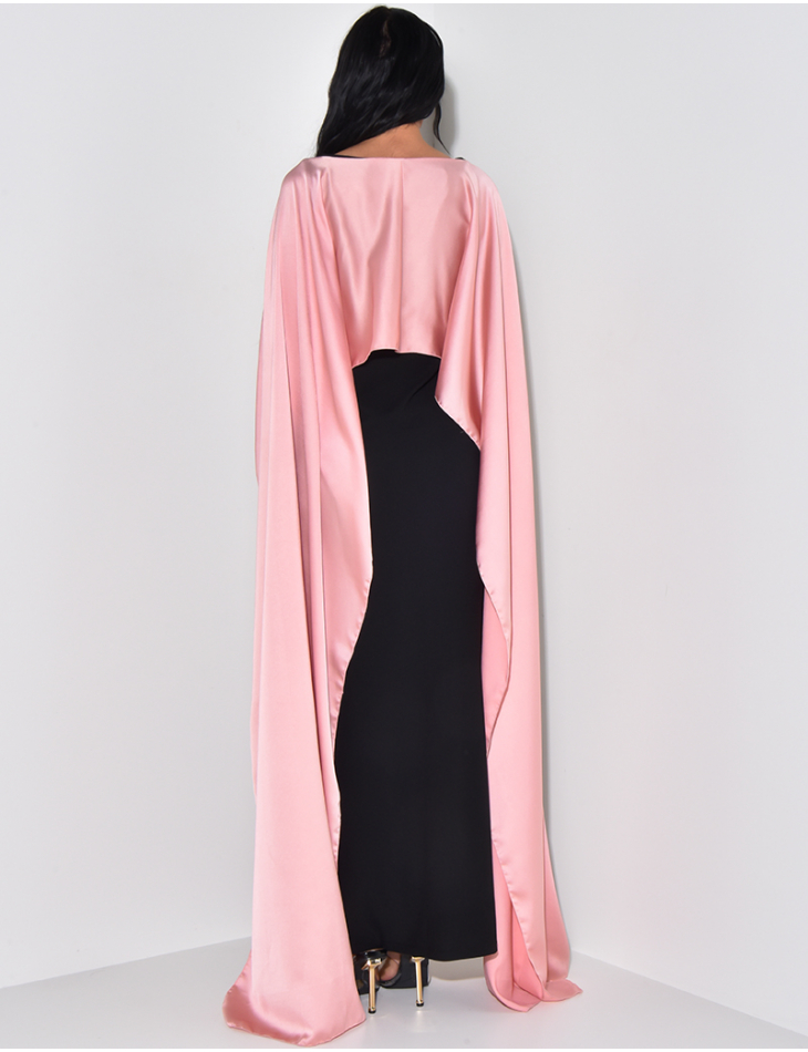 Langes Kleid mit kontrastierendem Schleier aus Satin. 