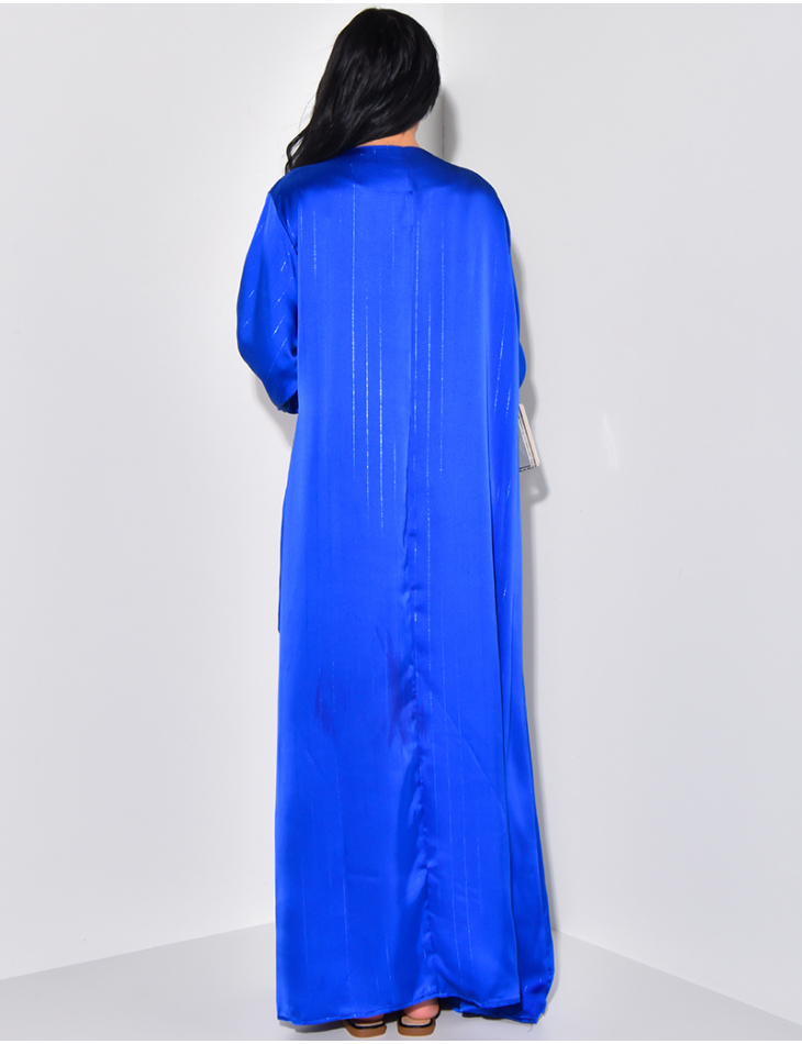 Abaya-Kleid mit Wickeloptik und goldener Einfassung.