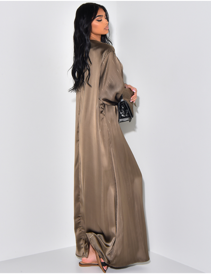 Abaya-Kleid mit Wickeloptik und goldener Einfassung.