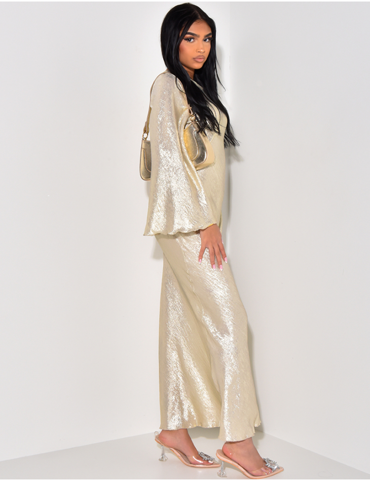  Langes Kleid aus metallisiertem Stoff mit ausgestellten Ärmeln.