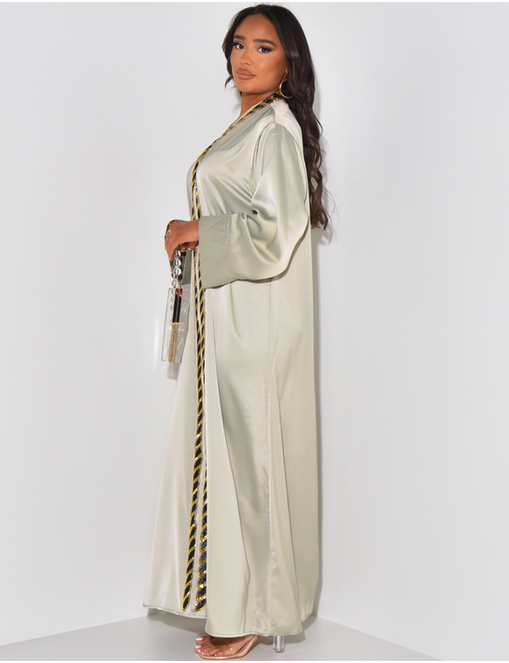 Abaya aus Satin mit Reißverschluss und Perlenbesatz.