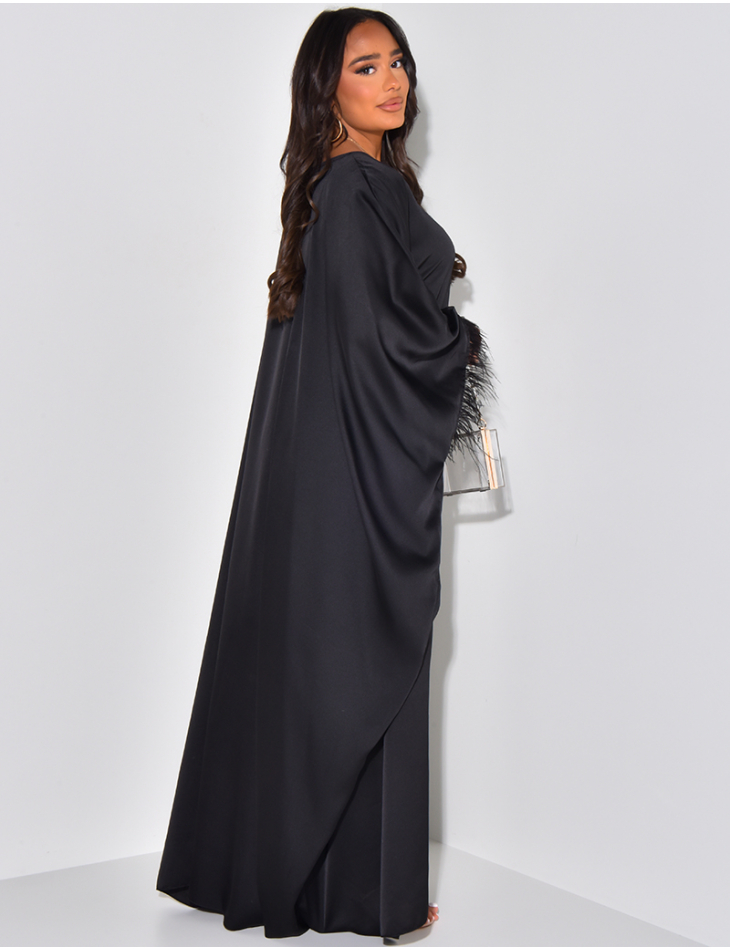 Abaya ample en satin ajustée à plumes sur les manches