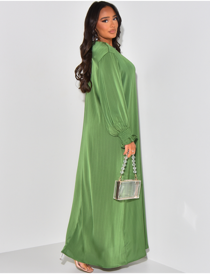 Abaya aus Satin mit Ton-in-Ton-Reliefstreifen.