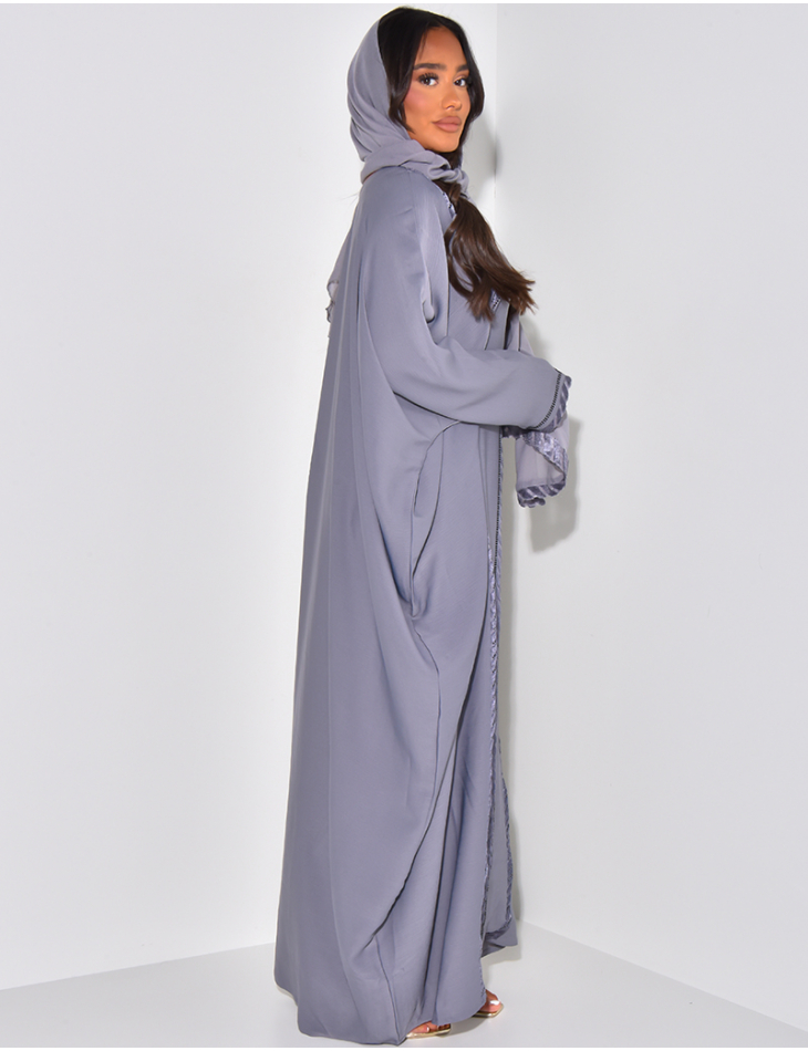 Abaya made in Dubai ajustée à la taille à strass & foulard assorti