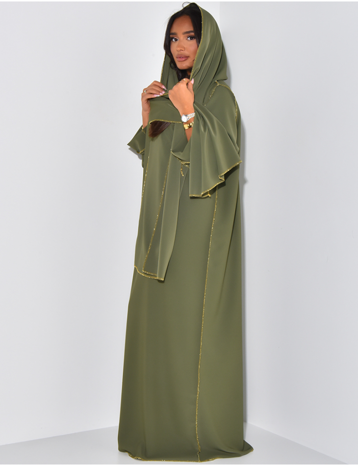 Abaya-Kleid mit integriertem Schleier und goldenen Kontrastnähten.
