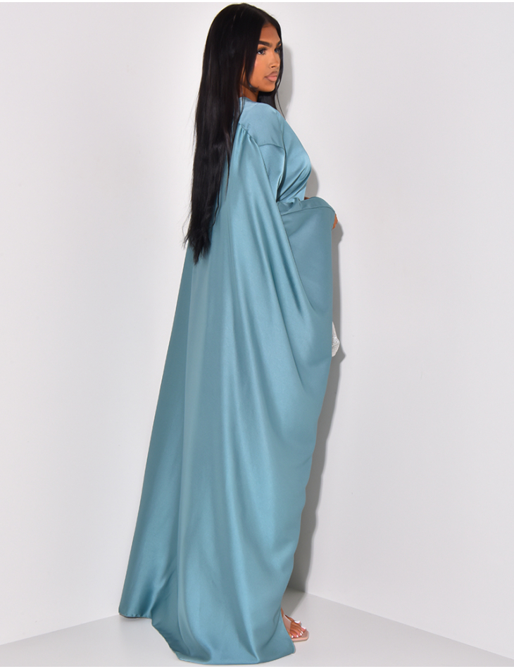 Langes, taillenbetontes Kleid aus Satin mit Umhang
