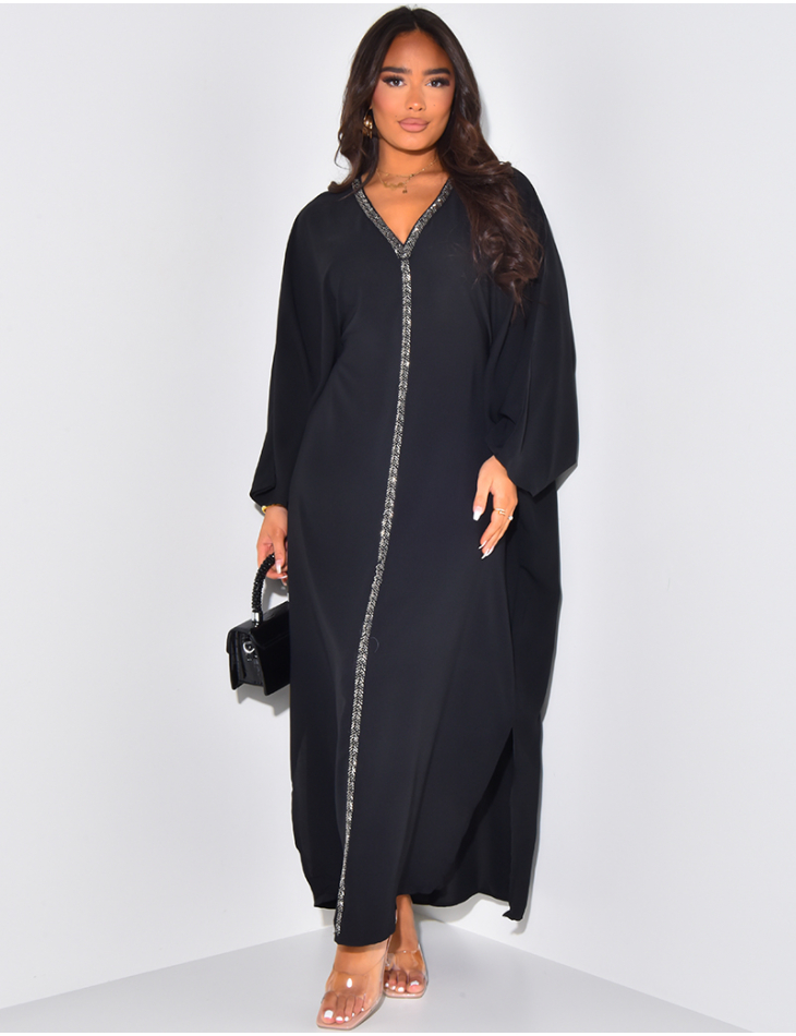 Loose-fitting abaya to tie at the waist with embroidered beads
